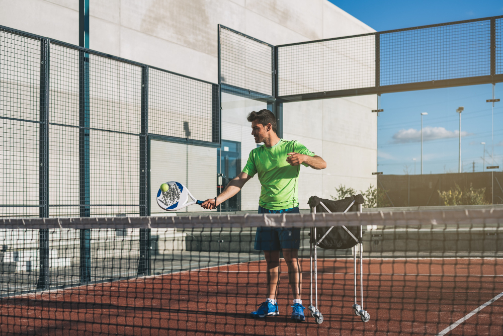 dando clases de padel